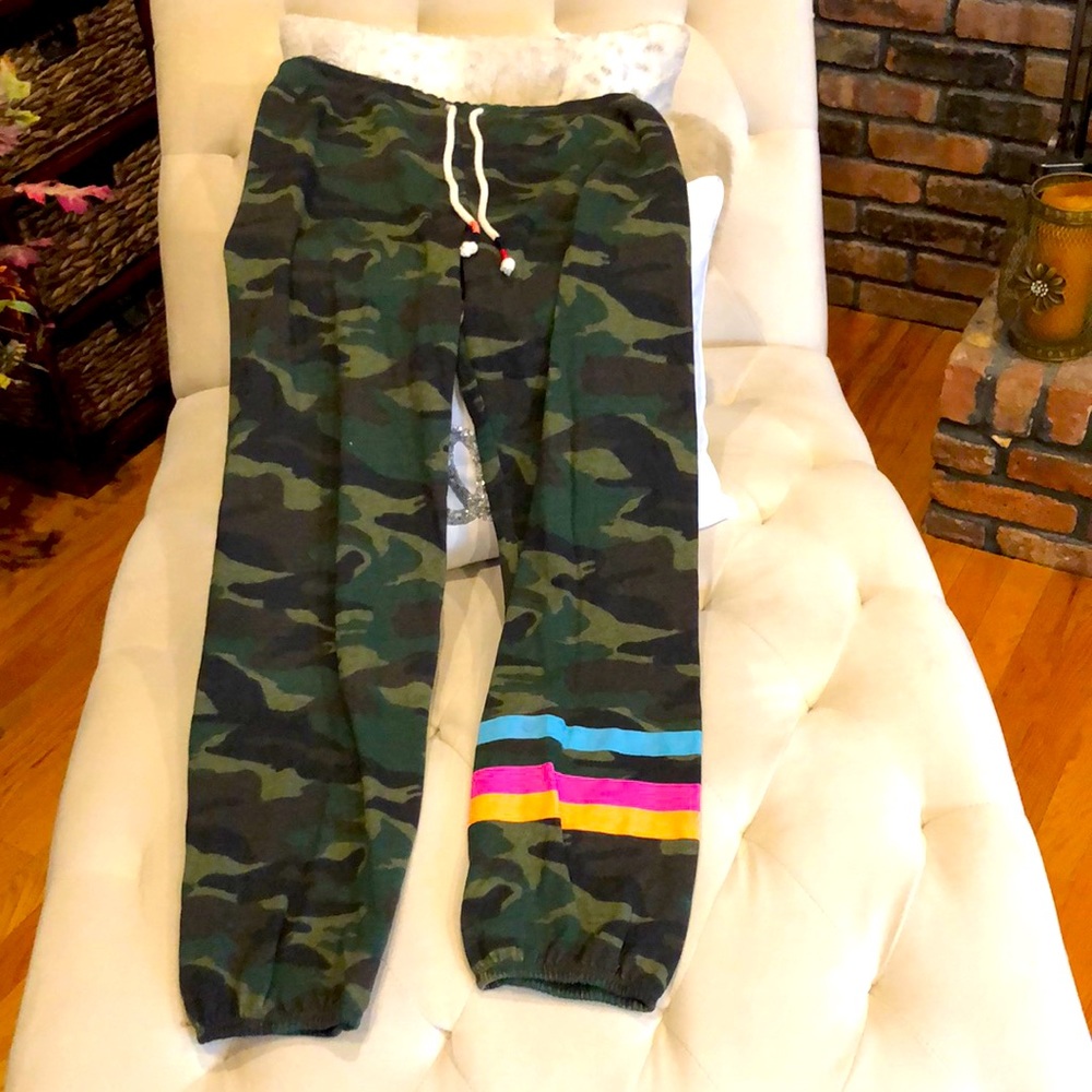 Sundry camo sweatpants, size 2 (medium) brand new without tags, never worn.
